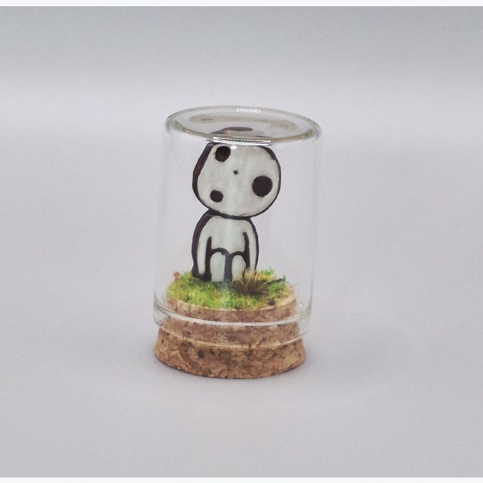 Mini diorama Kodama sous cloche – Déco Japon – Décoration zen inspirée de la forêt.