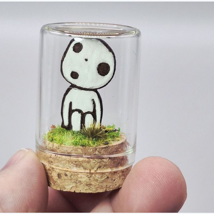 Mini diorama Kodama sous cloche – Déco Japon – Décoration zen inspirée de la forêt.