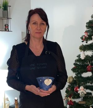 Une poterie Une bougie