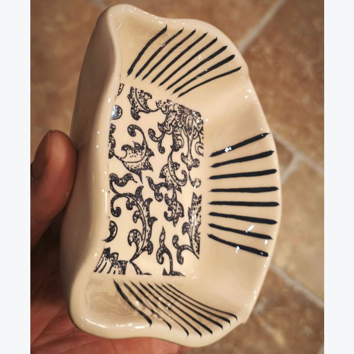 L'encre du vent. coupelle carrée, ondulée bleu