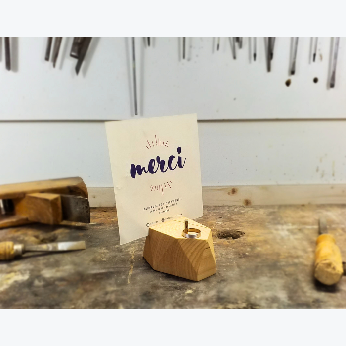 Support photo en bois de châtaignier sculpté et porte-bague acier