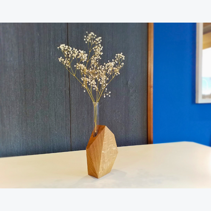 Soliflore élancé en bois de chêne sculpté