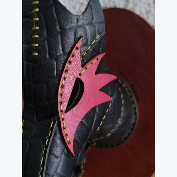 Tête de dragon en cuir rouge et noir – Série limitée