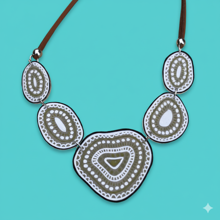 Collier plastron galet tour de cou