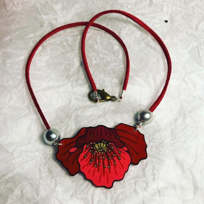 Collier coquelicot ras du cou