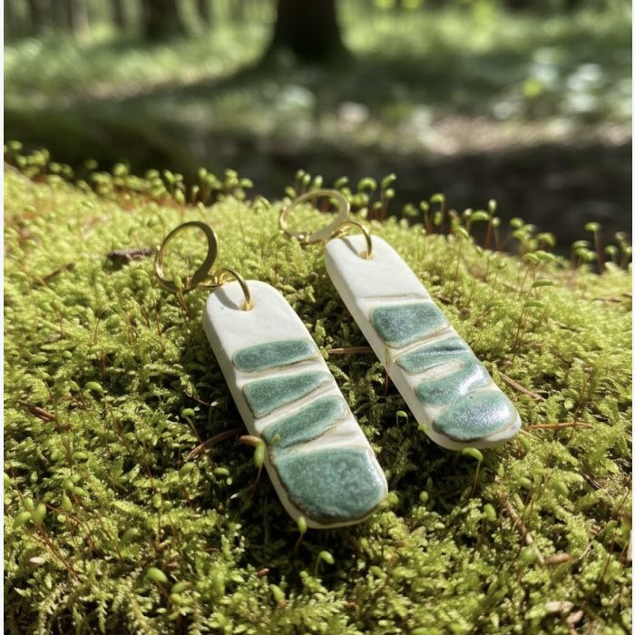 Boucles d’oreilles en porcelaine blanche et émail vert antique