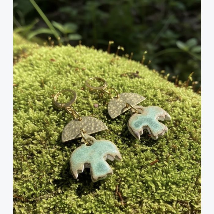 Boucles d’oreilles oiseaux en porcelaine blanche et émail vert antique