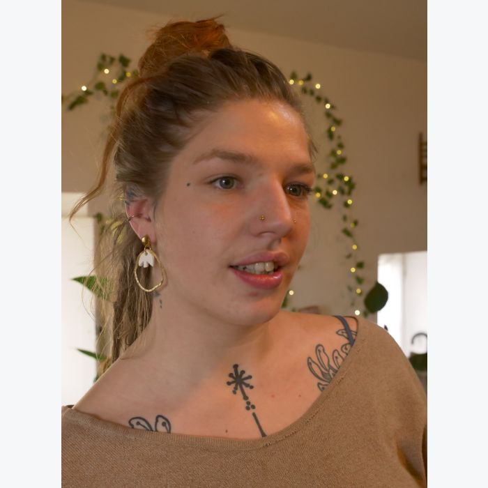 Boucles d’oreilles colombes en porcelaine et cercle en acier dépoli