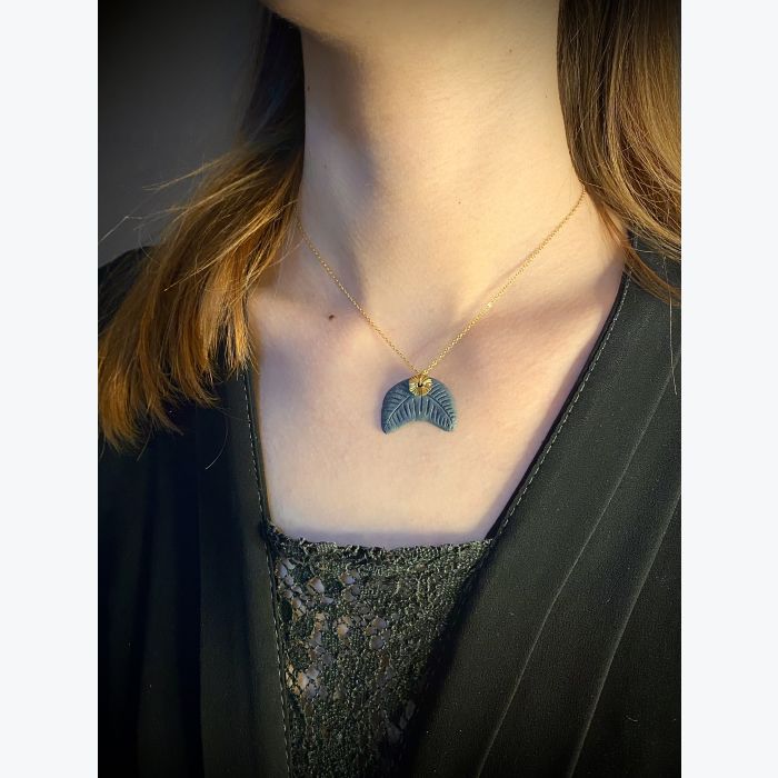 Pendentif en porcelaine noire, teintée et acier inoxydable doré avec sa chaîne