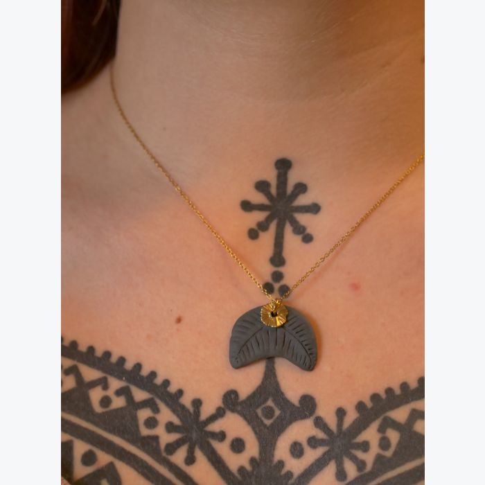 Pendentif en porcelaine noire, teintée et acier inoxydable doré avec sa chaîne