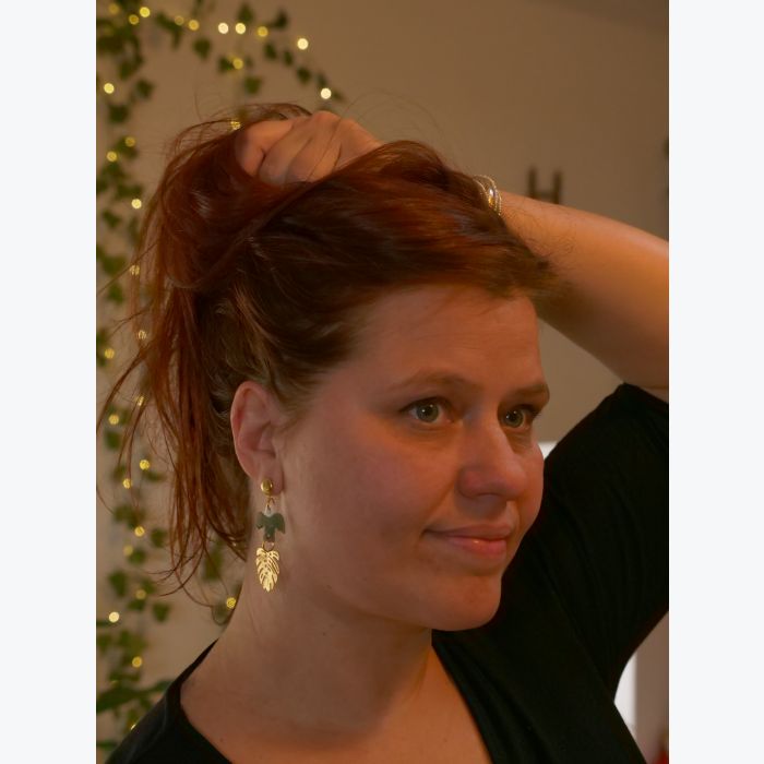 Boucles d’oreilles oiseau et feuille en porcelaine blanche et émail vert antique