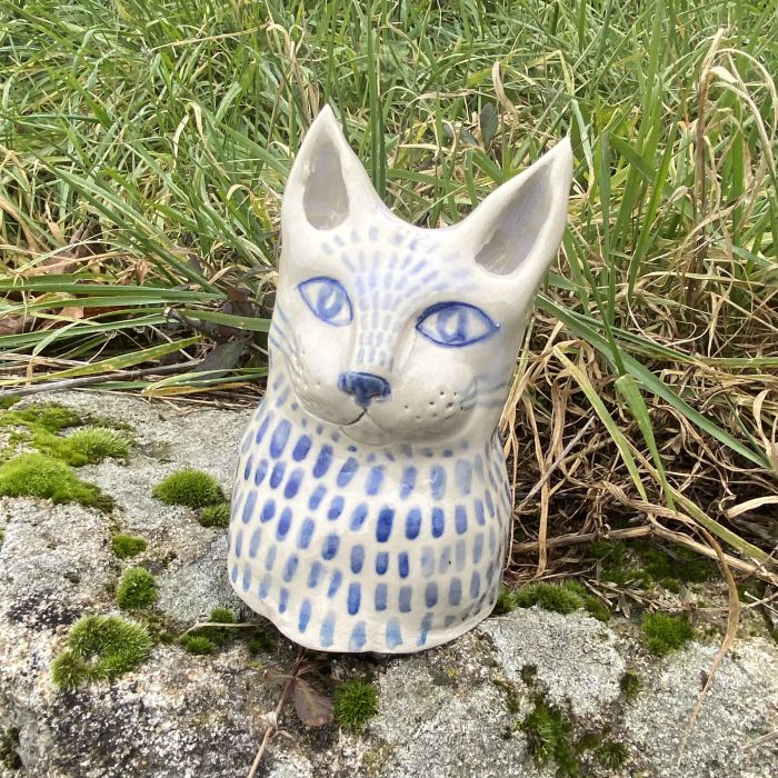 sculpture en grès en forme de chat