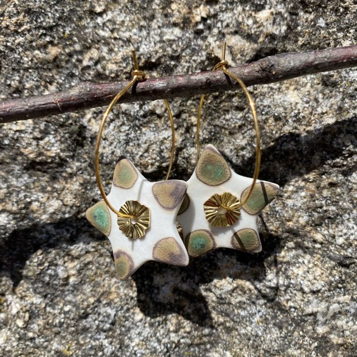 Créoles en porcelaine blanche et émail vert antique