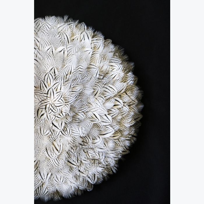 Sur un nuage, chapeau en sisal et plumes