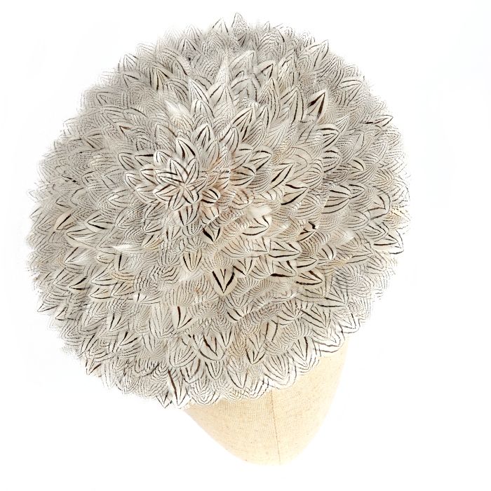 Sur un nuage, chapeau en sisal et plumes