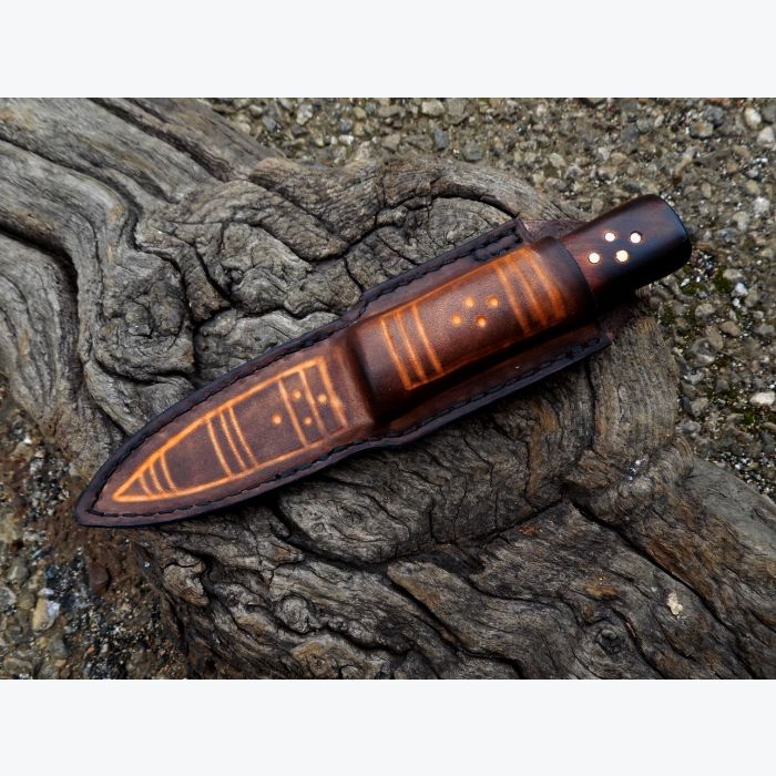 Couteau droit en Arbousier et Laiton. Lame en Damas.