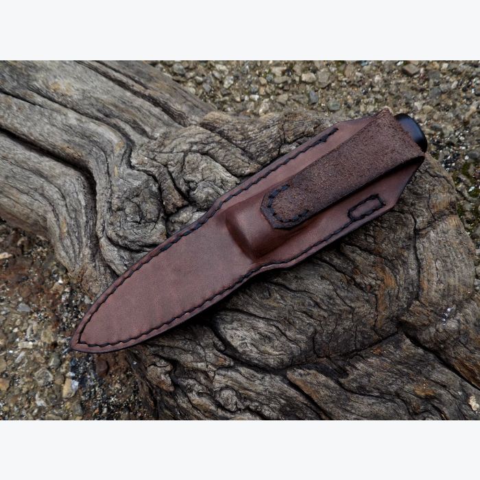 Couteau droit en Arbousier et Laiton. Lame en Damas.