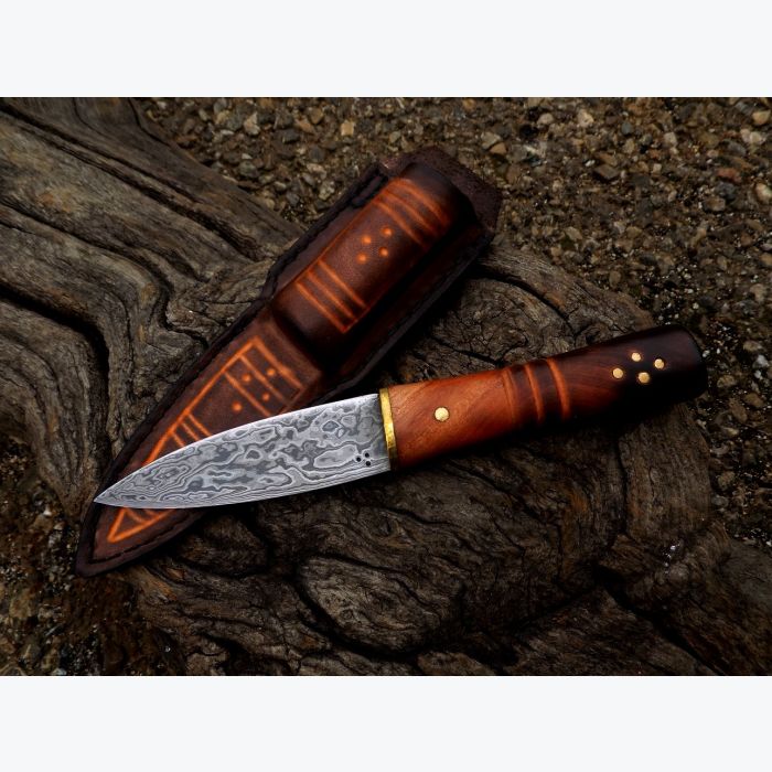 Couteau droit en Arbousier et Laiton. Lame en Damas.