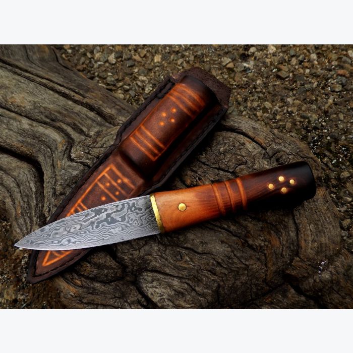 Couteau droit en Arbousier et Laiton. Lame en Damas.