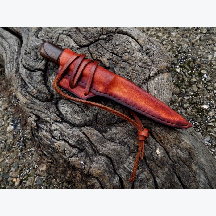 Petit Couteau droit en Noyer et Cuivre.