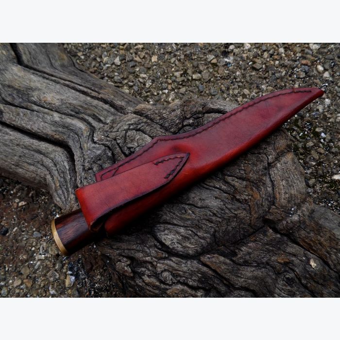 Couteau droit en Noyer et Laiton.