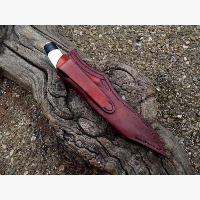 Couteau droit en Laiton, Cerf et Ebène.  Lame sandwich, avec décoration en nickel.