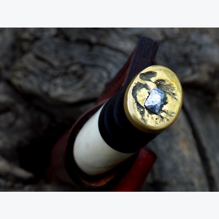 Couteau droit en Laiton, Cerf et Ebène.  Lame sandwich, avec décoration en nickel.