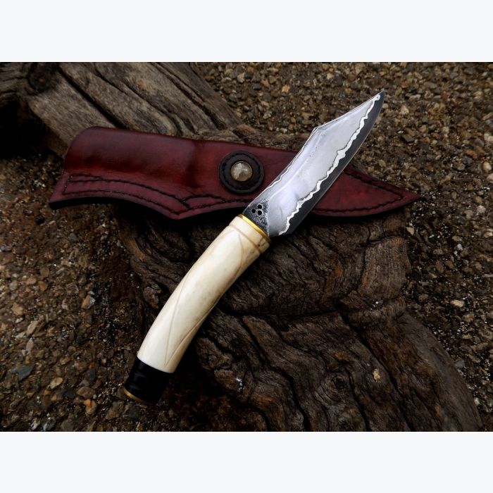 Couteau droit en Laiton, Cerf et Ebène.  Lame sandwich, avec décoration en nickel.