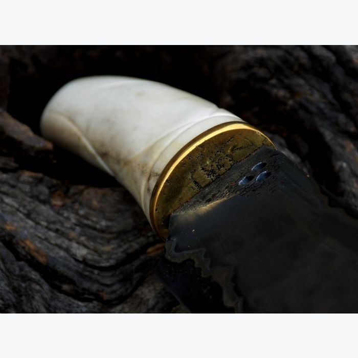 Couteau droit en Laiton, Cerf et Ebène.  Lame sandwich, avec décoration en nickel.