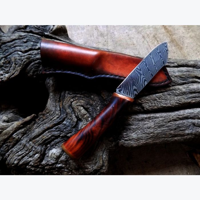 Couteau droit en Amandier et Cuivre. Lame en Damas torsadé.
