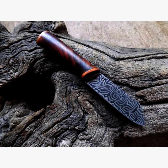 Couteau droit en Amandier et Cuivre. Lame en Damas torsadé.