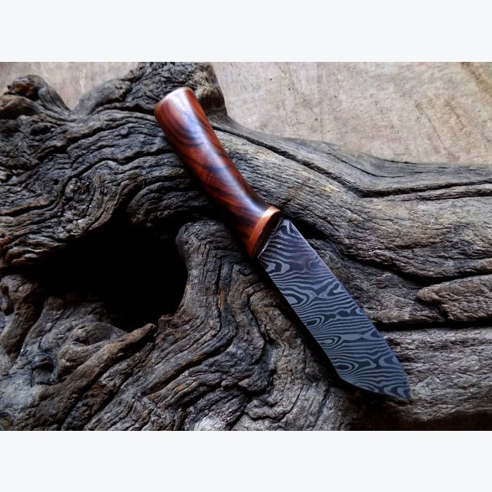 Couteau droit en Amandier et Cuivre. Lame en Damas torsadé.