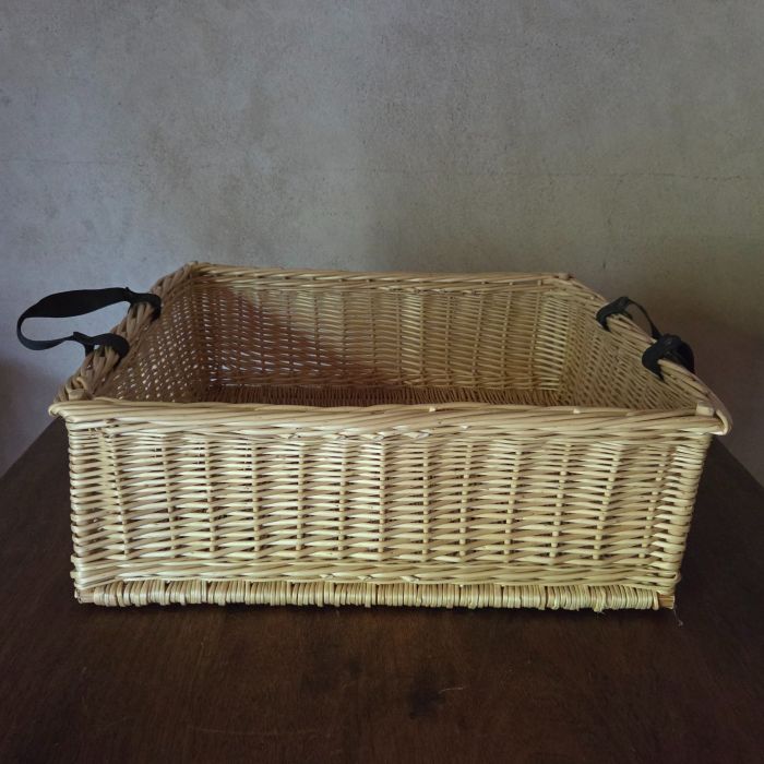 Caisse en osier blanc, poignées en cuir