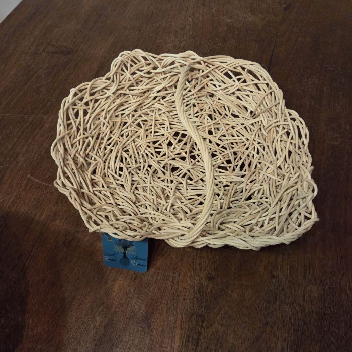 Panier en rotin tressé en entrelacs