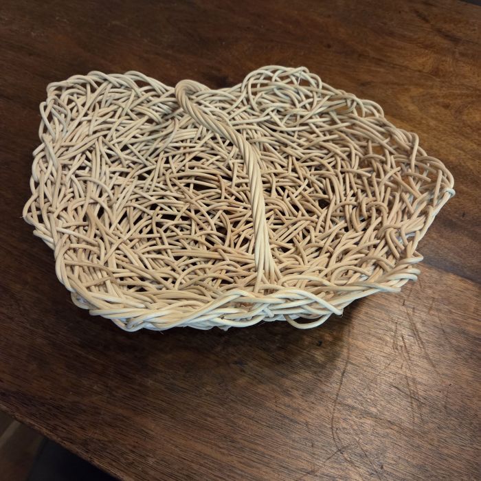 Panier en rotin tressé en entrelacs