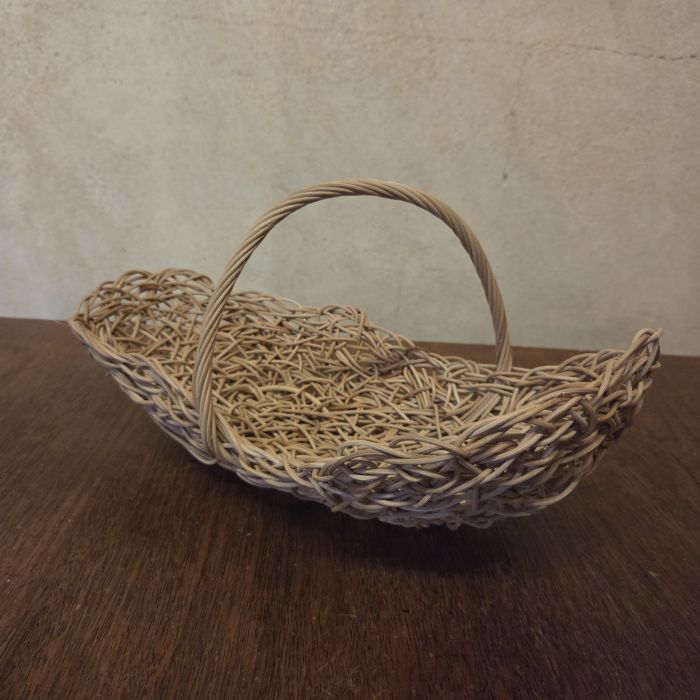Panier en rotin tressé en entrelacs