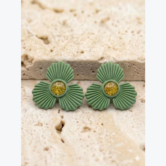 Boucles d'oreilles fleurs GUILLEMETTE – Clous d'oreilles floraux pailletés et satinés – polymère et plaqué or – Cadeau femme chic fait main