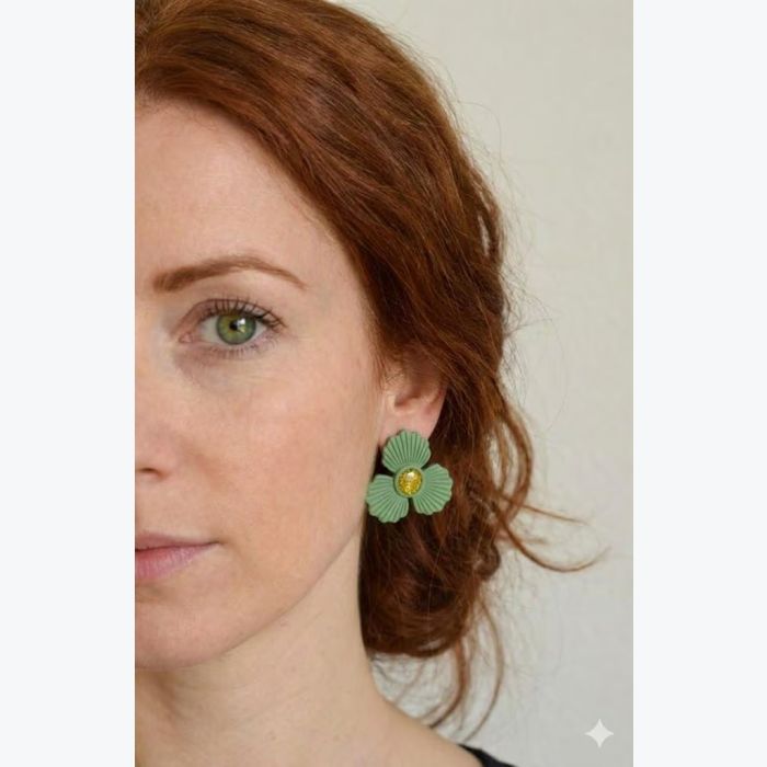 Boucles d'oreilles fleurs GUILLEMETTE – Clous d'oreilles floraux pailletés et satinés – polymère et plaqué or – Cadeau femme chic fait main