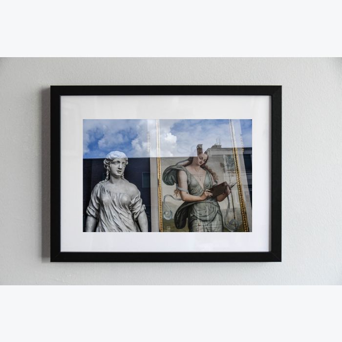 Photo encadrée d'une vitrine d'un antiquaire