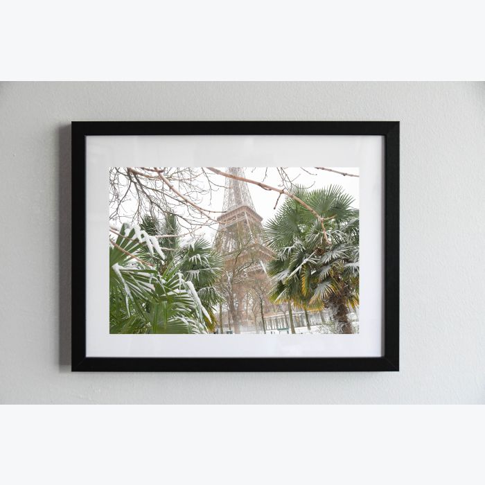 Photo encadrée de la tour Eiffel sous la neige