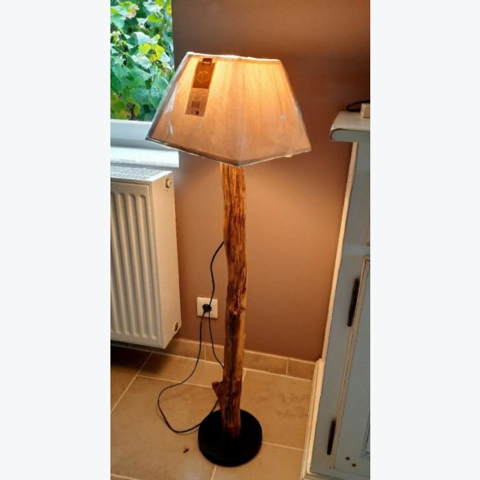Lampadaire en bois flotté