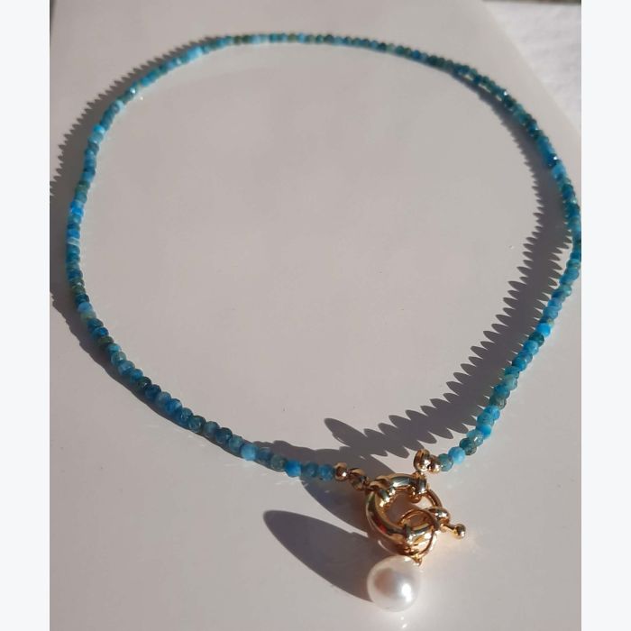 Collier en pierres naturelles d'apatite et en perle de nacre