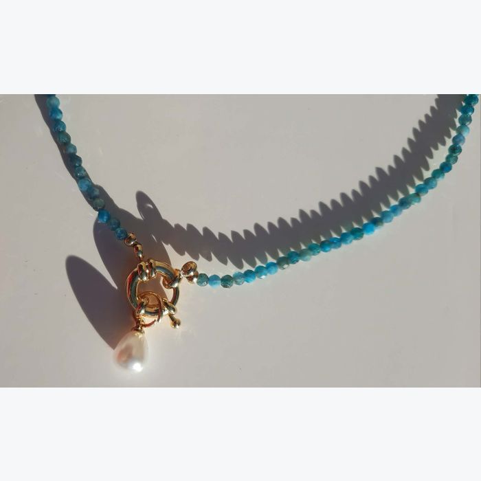Collier en pierres naturelles d'apatite et en perle de nacre