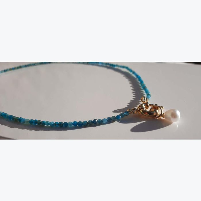 Collier en pierres naturelles d'apatite et en perle de nacre