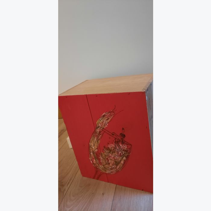 Table de chevet avec caisse de vin en bois