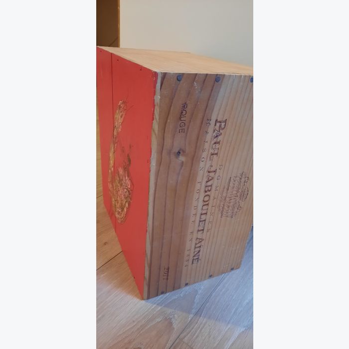 Table de chevet avec caisse de vin en bois