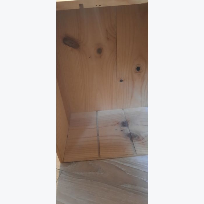 Table de chevet parfum Chanel avec caisse de vin en bois