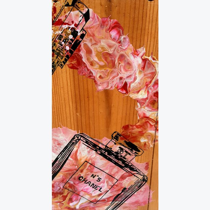 Table de chevet parfum Chanel avec caisse de vin en bois