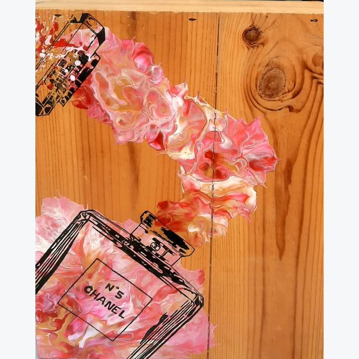 Table de chevet parfum Chanel avec caisse de vin en bois