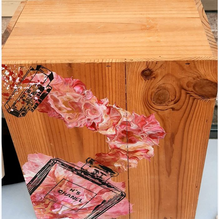 Table de chevet parfum Chanel avec caisse de vin en bois